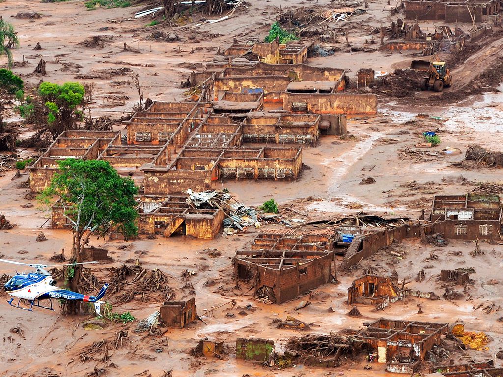 Distrito de Bento Rodrigues, em Mariana (MG), após ser atingido pelo rompimento da Barragem do Fundão, da Vale (Foto: Antonio Cruz/ Agência Brasil/05.11.2015)
