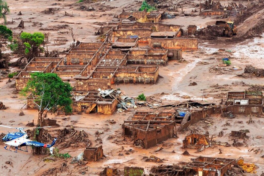 Distrito de Bento Rodrigues, em Mariana (MG), após ser atingido pelo rompimento da Barragem do Fundão, da Vale (Foto: Antonio Cruz/Agência Brasil/2015)
